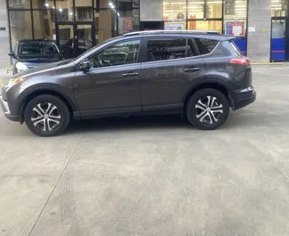 Toyota Rav4 2017 con sistema A trazione integrale, disponibile all'aeroporto di Tbilisi.