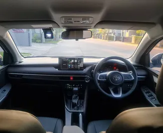 Interni di Toyota Yaris Ativ in affitto in Thailandia. Un'ottima auto da 5 posti con cambio Automatico.