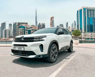 Vista frontale di un noleggio Citroen C5 Aircross a Dubai, Emirati Arabi Uniti ✓ Auto #8695. ✓ Cambio Automatico TM ✓ 0 recensioni.