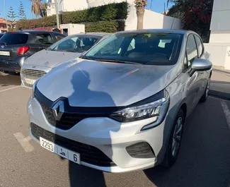 Vista frontale di un noleggio Renault Clio 5 all'aeroporto di Casablanca, Marocco ✓ Auto #8802. ✓ Cambio Manuale TM ✓ 0 recensioni.