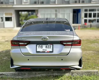 Toyota Yaris Ativ 2022 disponibile per il noleggio all'aeroporto di Phuket, con limite di chilometraggio di illimitato.