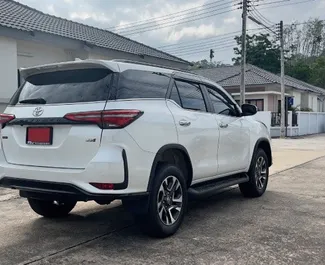 Noleggio auto Toyota Fortuner 2024 in Thailandia, con carburante Diesel e 200 cavalli di potenza ➤ A partire da 1700 THB al giorno.