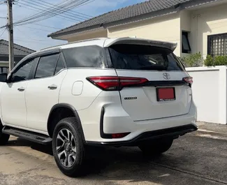 Noleggio Toyota Fortuner. Auto Comfort, SUV per il noleggio in Thailandia ✓ Cauzione di Deposito di 10000 THB ✓ Opzioni assicurative RCT, CDW, SCDW, FDW, Furto, Giovane, Senza deposito.