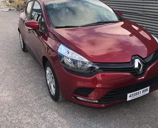 Vista frontale di un noleggio Renault Clio 4 all'aeroporto di Casablanca, Marocco ✓ Auto #8797. ✓ Cambio Automatico TM ✓ 0 recensioni.