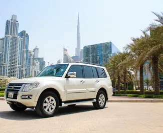 Vista frontale di un noleggio Mitsubishi Pajero a Dubai, Emirati Arabi Uniti ✓ Auto #8733. ✓ Cambio Automatico TM ✓ 0 recensioni.