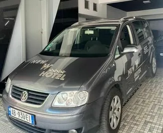 Vista frontale di un noleggio Volkswagen Touran a Tirana, Albania ✓ Auto #8628. ✓ Cambio Automatico TM ✓ 0 recensioni.