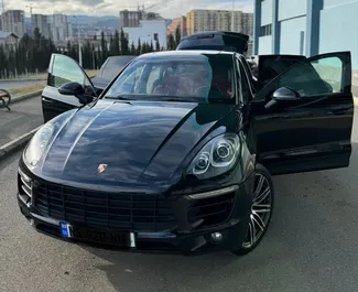 Vista frontale di un noleggio Porsche Macan S a Tbilisi, Georgia ✓ Auto #8891. ✓ Cambio Automatico TM ✓ 0 recensioni.