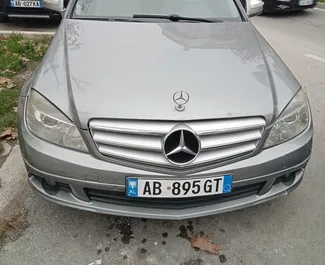 Vista frontale di un noleggio Mercedes-Benz C200 d a Durazzo, Albania ✓ Auto #8593. ✓ Cambio Automatico TM ✓ 0 recensioni.