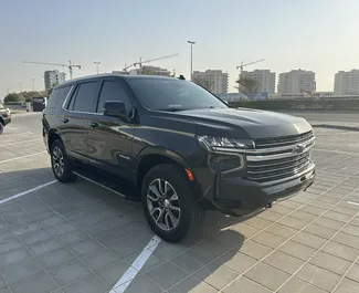 Vista frontale di un noleggio Chevrolet Tahoe a Dubai, Emirati Arabi Uniti ✓ Auto #8552. ✓ Cambio Automatico TM ✓ 2 recensioni.