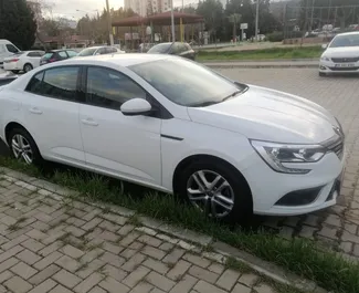 Vista frontale di un noleggio Renault Megane Sedan all'aeroporto di Smirne, Turchia ✓ Auto #8580. ✓ Cambio Automatico TM ✓ 0 recensioni.