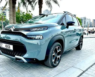 Vista frontale di un noleggio Citroen C3 Aircross a Dubai, Emirati Arabi Uniti ✓ Auto #8722. ✓ Cambio Automatico TM ✓ 0 recensioni.