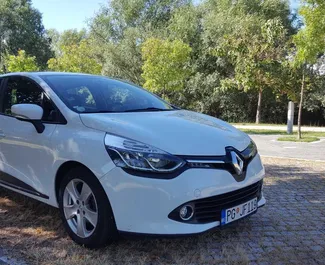 Vista frontale di un noleggio Renault Clio 4 a Podgorica, Montenegro ✓ Auto #8785. ✓ Cambio Automatico TM ✓ 0 recensioni.