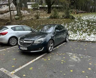 Vista frontale di un noleggio Opel Insignia a Belgrado, Serbia ✓ Auto #8770. ✓ Cambio Automatico TM ✓ 0 recensioni.