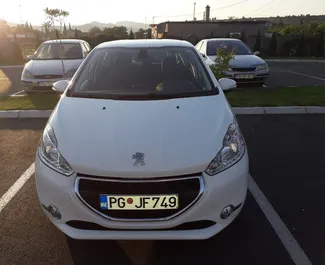 Vista frontale di un noleggio Peugeot 208 a Podgorica, Montenegro ✓ Auto #8788. ✓ Cambio Automatico TM ✓ 0 recensioni.