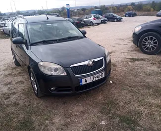 Vista frontale di un noleggio Skoda Roomster all'aeroporto di Burgas, Bulgaria ✓ Auto #8587. ✓ Cambio Automatico TM ✓ 0 recensioni.