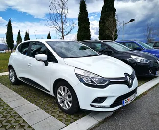 Vista frontale di un noleggio Renault Clio 4 a Podgorica, Montenegro ✓ Auto #8787. ✓ Cambio Automatico TM ✓ 0 recensioni.