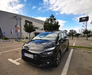 Vista frontale di un noleggio Citroen C4 Grand Picasso a Podgorica, Montenegro ✓ Auto #8794. ✓ Cambio Automatico TM ✓ 0 recensioni.