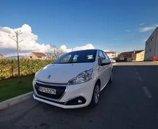 Vista frontale di un noleggio Peugeot 208 a Podgorica, Montenegro ✓ Auto #8791. ✓ Cambio Manuale TM ✓ 0 recensioni.