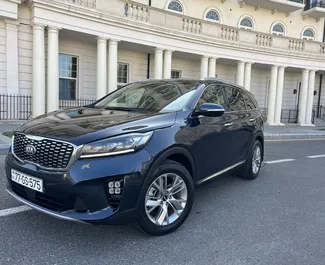 Vista frontale di un noleggio Kia Sorento all'aeroporto di Baku, Azerbaigian ✓ Auto #8571. ✓ Cambio Automatico TM ✓ 0 recensioni.