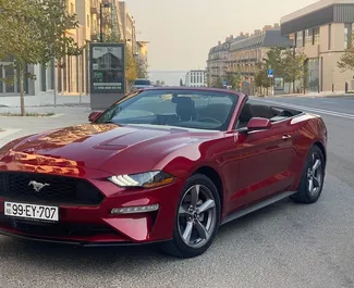 Vista frontale di un noleggio Ford Mustang Cabrio all'aeroporto di Baku, Azerbaigian ✓ Auto #8572. ✓ Cambio Automatico TM ✓ 0 recensioni.