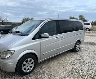 Vista frontale di un noleggio Mercedes-Benz Viano a Durazzo, Albania ✓ Auto #8784. ✓ Cambio Automatico TM ✓ 0 recensioni.