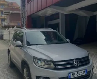 Vista frontale di un noleggio Volkswagen Tiguan a Tirana, Albania ✓ Auto #8570. ✓ Cambio Automatico TM ✓ 0 recensioni.