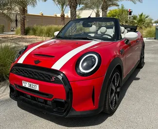 Vista frontale di un noleggio Mini Cooper S a Dubai, Emirati Arabi Uniti ✓ Auto #8563. ✓ Cambio Automatico TM ✓ 0 recensioni.