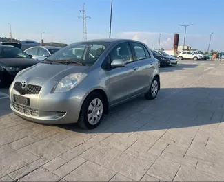 Vista frontale di un noleggio Toyota Yaris a Tirana, Albania ✓ Auto #8683. ✓ Cambio Manuale TM ✓ 3 recensioni.