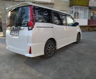 Toyota Noah 2020 disponibile per il noleggio all'aeroporto di Kutaisi, con limite di chilometraggio di illimitato.