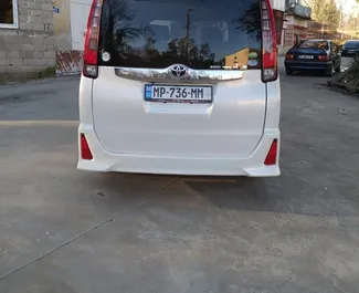 Interni di Toyota Noah in affitto in Georgia. Un'ottima auto da 7 posti con cambio Automatico.