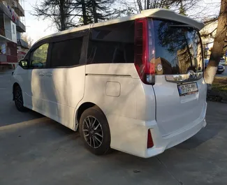 Toyota Noah 2020 con sistema A trazione anteriore, disponibile all'aeroporto di Kutaisi.