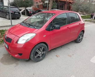 Vista frontale di un noleggio Toyota Yaris a Durazzo, Albania ✓ Auto #8594. ✓ Cambio Manuale TM ✓ 0 recensioni.