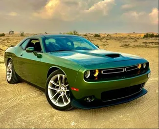 Vista frontale di un noleggio Dodge Challenger a Dubai, Emirati Arabi Uniti ✓ Auto #8561. ✓ Cambio Automatico TM ✓ 1 recensioni.