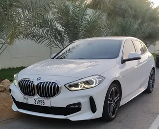 Vista frontale di un noleggio BMW 120i a Dubai, Emirati Arabi Uniti ✓ Auto #8558. ✓ Cambio Automatico TM ✓ 0 recensioni.