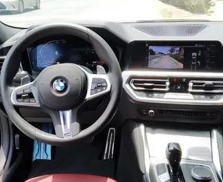 BMW 420i Cabrio 2023 disponibile per il noleggio a Dubai, con limite di chilometraggio di 250 km/giorno.