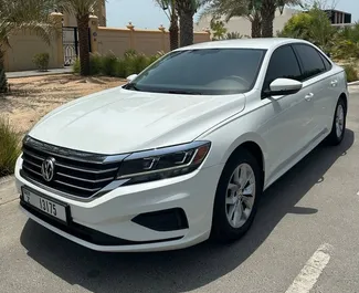 Vista frontale di un noleggio Volkswagen Passat a Dubai, Emirati Arabi Uniti ✓ Auto #8618. ✓ Cambio Automatico TM ✓ 0 recensioni.