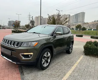 Vista frontale di un noleggio Jeep Compass a Yerevan, Armenia ✓ Auto #8707. ✓ Cambio Automatico TM ✓ 0 recensioni.