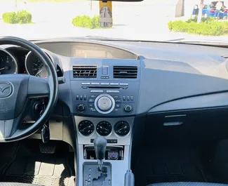 Interni di Mazda 3 in affitto in Armenia. Un'ottima auto da 5 posti con cambio Automatico.