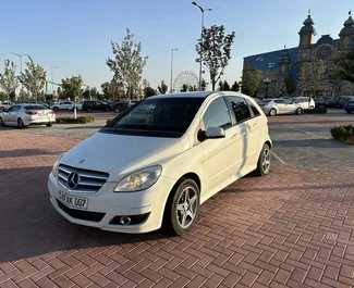 Vista frontale di un noleggio Mercedes-Benz B-Class a Yerevan, Armenia ✓ Auto #9121. ✓ Cambio Automatico TM ✓ 0 recensioni.