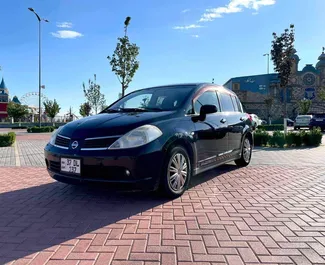 Vista frontale di un noleggio Nissan Tiida a Yerevan, Armenia ✓ Auto #9108. ✓ Cambio Automatico TM ✓ 1 recensioni.