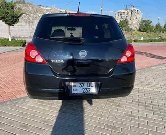 Interni di Nissan Tiida in affitto in Armenia. Un'ottima auto da 5 posti con cambio Automatico.