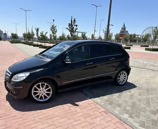 Vista frontale di un noleggio Mercedes-Benz B-Class a Yerevan, Armenia ✓ Auto #9122. ✓ Cambio Automatico TM ✓ 0 recensioni.