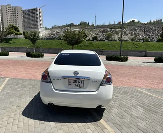 Interni di Nissan Altima in affitto in Armenia. Un'ottima auto da 5 posti con cambio Automatico.