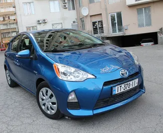 Vista frontale di un noleggio Toyota Prius C a Tbilisi, Georgia ✓ Auto #9243. ✓ Cambio Automatico TM ✓ 0 recensioni.