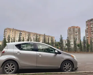 Vista frontale di un noleggio Toyota Prius C a Tbilisi, Georgia ✓ Auto #9185. ✓ Cambio Automatico TM ✓ 0 recensioni.