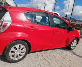 Noleggio auto Toyota Prius C 2014 in Georgia, con carburante Benzina e 99 cavalli di potenza ➤ A partire da 78 GEL al giorno.