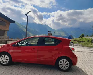 Noleggio Toyota Prius C. Auto Economica, Comfort per il noleggio in Georgia ✓ Cauzione di Deposito di 40 GEL ✓ Opzioni assicurative RCT, SCDW, Passeggeri, Furto.