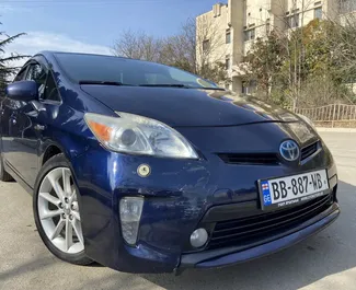 Vista frontale di un noleggio Toyota Prius a Tbilisi, Georgia ✓ Auto #8686. ✓ Cambio Automatico TM ✓ 0 recensioni.