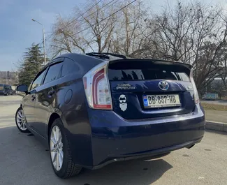 Interni di Toyota Prius in affitto in Georgia. Un'ottima auto da 4 posti con cambio Automatico.