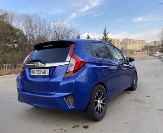 Honda Fit 2015 disponibile per il noleggio a Tbilisi, con limite di chilometraggio di illimitato.